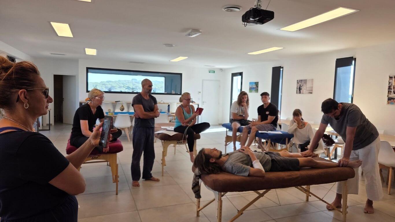 Installation et premières séquences du massage thaï sur table Niveau 1